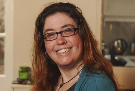 Seniman Ini Rasakan Sensasi Meledak di Bola Matanya Akibat Kondisi Langka