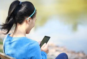 Tech Neck, Risiko Keriput di Leher Akibat Kebanyakan Main Smartphone