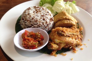 Opah Mami: Sedap Enak Nasi Tutug Oncom dan Nasi Liwet Peda Berlauk Komplit