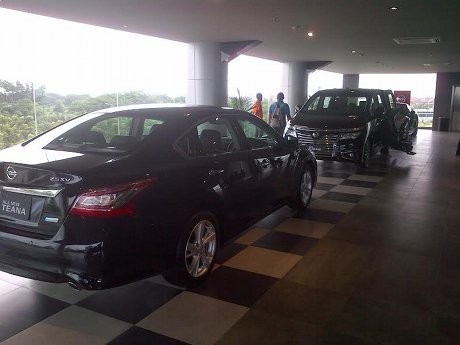 Nissan Orang Masih Berpikir Mobil Warna Hitam Harga 