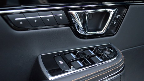 Cukup Disentuh, Kaca Mobil Jaguar Bisa Terbuka