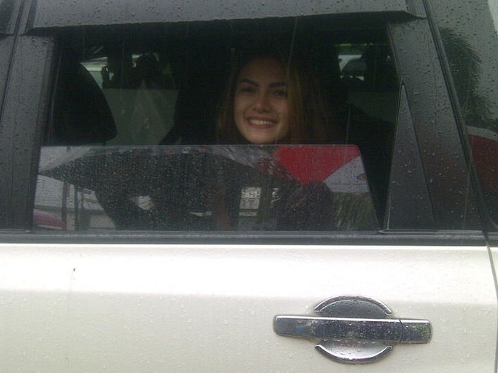 Hujan Deras Sambut Nikita Mirzani di Rutan Pondok Bambu