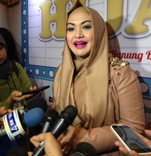 Eddies Adelia Belajar Tampil Syari dengan Jilbab Menutup Dada