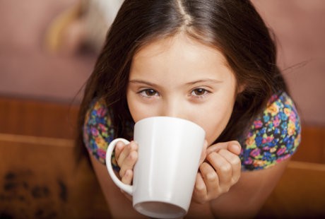 Minum Kopi Berlebihan Bikin Anak Jadi Pendek dan Kurang Gizi?