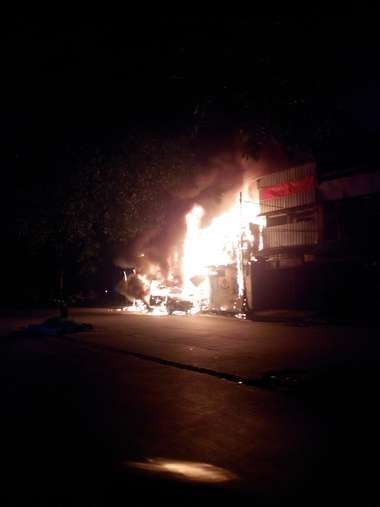 Mobil Kijang Terbakar di Jalan Jayakarta, 9 Damkar Dikerahkan Padamkan Api