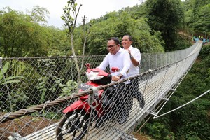 Menaker dan Bupati Wonosobo Resmikan Jembatan dengan Berboncengan Motor