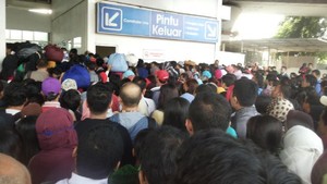 Pintu Masuk Stasiun Tanah Abang Rusak, Penumpang Antre Desak-desakan