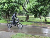 Sensasi Menunggangi Motor Listrik Zero di Tengah Guyuran Hujan