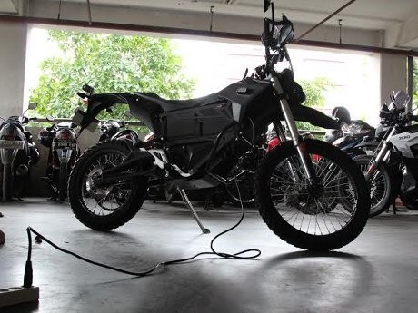 Sensasi Menunggangi Motor Listrik Zero di Tengah Guyuran Hujan