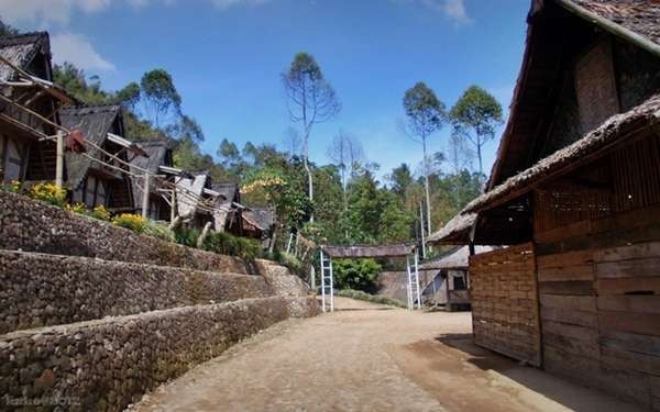 Deretan Leuit menyambut saat memasuki Kasepuhan Ciptagelar (Ayu Wulandari/dTraveler) Deretan Leuit menyambut saat memasuki Kasepuhan Ciptagelar (Ayu Wulandari/dTraveler)