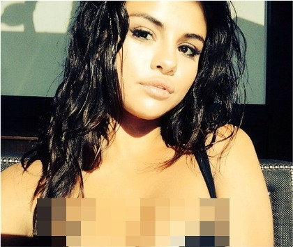 Di Sela Sibuk, Selena Gomez Unggah Foto Seksi Berbikini