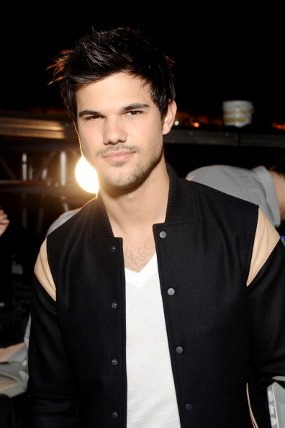 Taylor Lautner Single Lagi!