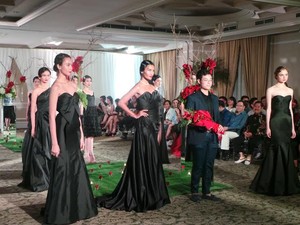 Yosep Sinudarsono Rilis Koleksi Cheongsam Elegan yang Minim Warna Merah