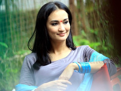 Atiqah Hasiholan Bergaya ala Bollywood