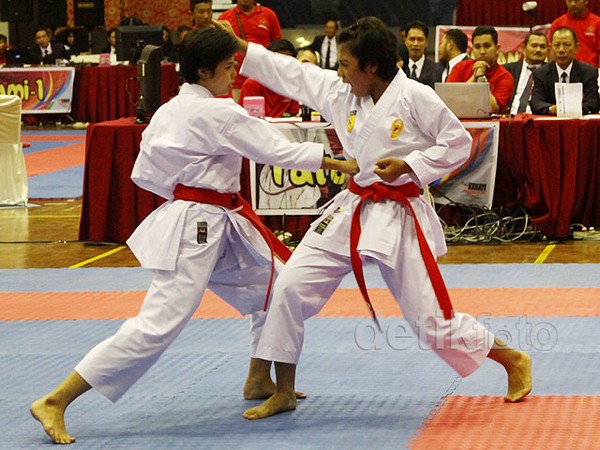 Aksi Prajurit Wanita TNI di Kejuaraan Karate