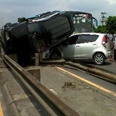 Tabrak Splash, Escudo Nangkring di Atas Pembatas Tol