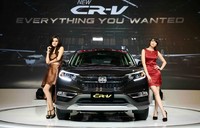 Orang model cantik berpose dengan Honda CR-V. Beberapa perubahan terlihat dari pada grille depan yang menyatu dengan lampu serta bumper belakang. New HID Projector Headlight with LED Daytime Running Light yang memberikan pencahayaan maksimal pada malam hari. New Fog Lamp Design, New Dynamic 18” & 17” Alloy Wheel, dan New Exclusive Stop Lamp with New License Garnish menambah tampilan New Honda CR-V sehingga semakin eksklusif. Istimewa/dok Honda Prospect Motor.