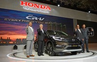 Tomoki Uchida, President Director PT HPM didampingi manajemen Honda meluncurkan CR-V di Jakarta. Selain desain yang baru, New CR-V juga memberikan pengalaman berkendara yang berbeda dan semakin nyaman dengan penambahan fitur baru seperti New Power Sunroof untuk menikmati pemandangan lebih luas serta pengalaman berkendara yang semakin menyenangkan. Istimewa/dok Honda Prospect Motor.