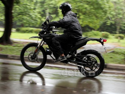 Sensasi Hujan-hujanan dengan Motor Listrik