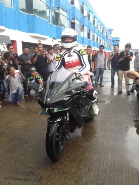 Pebalap: Ninja H2 dan H2R Cepat Sekali!