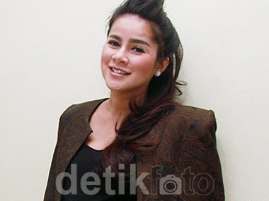 Congrats! Olla Ramlan Dikaruniai Anak Perempuan