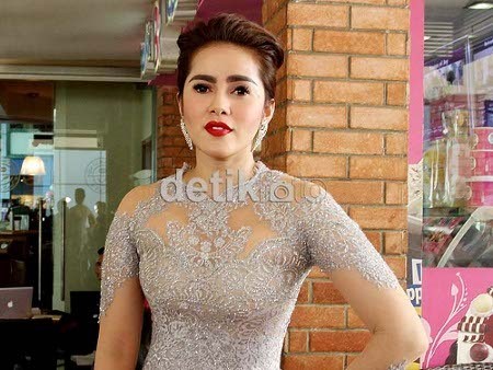 Olla dan Aufar Beri Nama Bayi Usai Salat Jumat