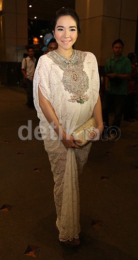 Gisel Melahirkan Hari Ini, Roy Marten Ikut Bahagia