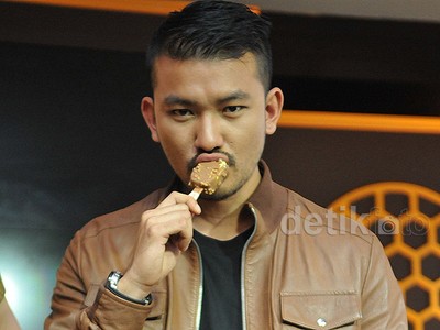 Nyam... Rio Dewanto Asyik Makan Es Krim