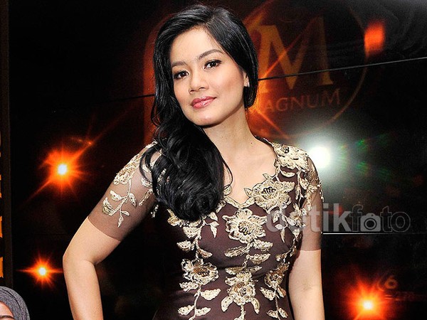 Titi Kamal si Ibu Cantik nan Seksi