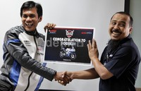 Sodikin (kiri) tertawa lepas menerima hadiah R15 secara simbolis dari    Assisten GM Marketing PT Yamaha Indonesia, Mohammad Masykurdi kantor detikcom, Kamis (15/1/2015) malam.