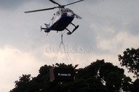 Ninja H2 yang ada di box berwarna hitam itu dibawa oleh helikopter dan dipamerkan di hadapan para konsumen VVIP Kawasaki di Indonesia dan para awak media otomotif nasional.