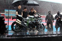 Manajemen PT Kawasaki Motor Indonesia dan hyperbike Ninja H2. Beberapa orang berkostum ninja terlihat menyemuti Ninja H2.