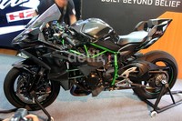 Jika Anda merasa masih kurang dengan H2, ada versi lain yang lebih garang dan lebih mahal pastinya, Ninja H2R. Untuk motor yang satu ini harganya mencapai Rp 1 miliar.