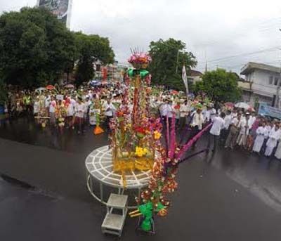 Diwarnai Hujan Deras, Festival Endhog-endhogan Berlangsung 