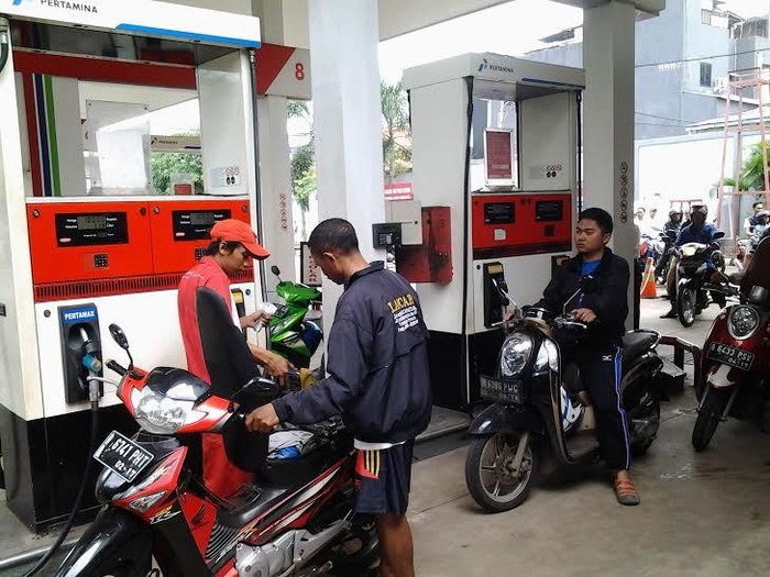 Jelang Harga BBM Turun, Pemilik Motor Pilih Tunda Isi Full Tank Bensin