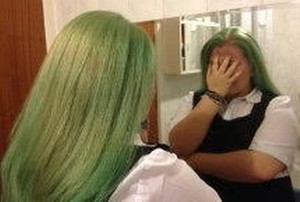 Gara-gara Rambut Dicat Hijau, Remaja Ini Harus Belajar di Ruang Isolasi