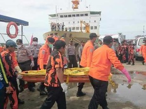 Dua Jenazah yang Ditemukan Mengapung Tiba di Pelabuhan Kumai