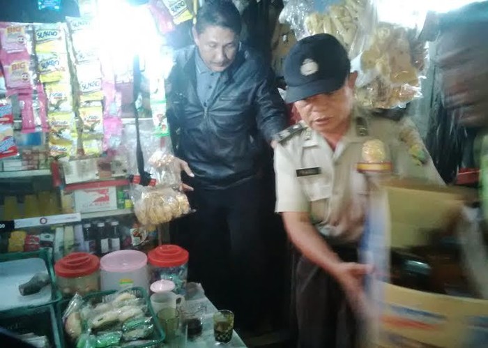 Gelar Razia, Polsek Ciputat Amankan Minuman Keras dan Tuak dari Warung