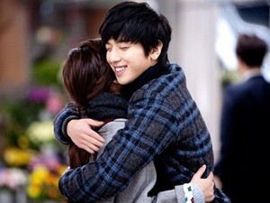 Cup! Yonghwa CNBlue Cium Model Cewek di Video One Fine Day