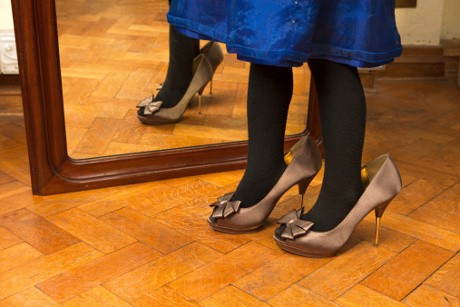 Memahami si Kecil yang Gemar Memakai Sepatu Ibunya