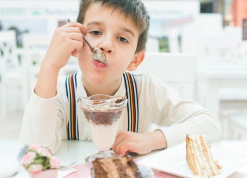 5 Makanan dan Minuman Ini Sebaiknya Tak Diberikan pada si Kecil