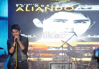 Aliando saat menggelar mini konsernya di Pasaraya blok M, Jakarta Selatan. Pool/Noel/detikFoto.