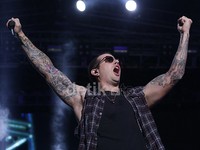 M Shadows Cs langsung menghajar penonton lewat 'Shepherd of Fire'.