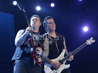 Total mereka membawakan 16 lagu sepanjang dua jam penampilannya.