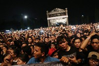 Ratusan penonton bersorak, melompat dan menggila bersama mereka.