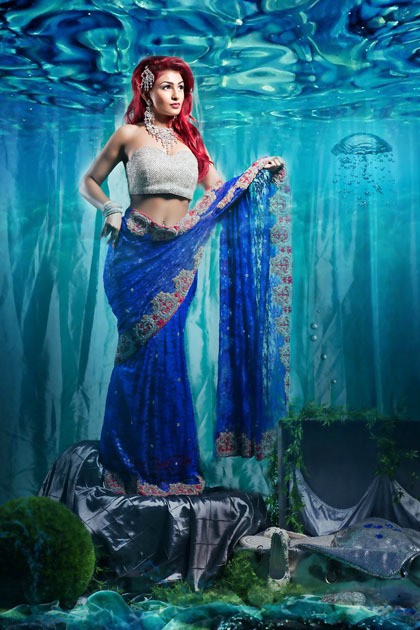 Adalah seorang wanita bernama Jasmine Nijjar yang memiliki ide mengubah para putri Disney menjadi pengantin India. Jasmine memiliki sebuah salon yang menyewakan busana pernikahan India couture di Vancouver, Kanada. Pada foto ini misalnya, Jasmine memakaikan Putri Ariel kain sari yang dibentuk seperti ekor duyung. (Foto: Dok. Amri Grewal)