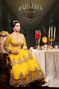 Putri Belle dari film Beauty and the Beast identik dengan gaun warna kuning. Gaun pengantin serupa pun dipakai oleh model cantik ini. Hanya saja bahan gaun dibuat khas India, penuh bebatuan dan bordir. (Foto: Dok. Amri Grewal)