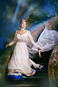 Putri Cinderella yang identik dengan gaun biru bertransformasi menjadi pengantin India bergaun putih pada foto hasil karya Amri Grewal, fotografer pernikahan yang berbasis di Vancouver, Kanada. Tujuan kami membuat ini untuk memperlihatkan pada mereka (wanita India), bahwa mereka memiliki pilihan untuk mencoba ide ini dalam pernikahan mereka, kata Grewal seperti dikutip Huffington Post. (Foto: Dok. Amri Grewal)