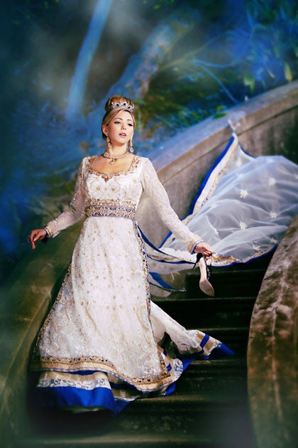 Putri Cinderella yang identik dengan gaun biru bertransformasi menjadi pengantin India bergaun putih pada foto hasil karya Amri Grewal, fotografer pernikahan yang berbasis di Vancouver, Kanada. Tujuan kami membuat ini untuk memperlihatkan pada mereka (wanita India), bahwa mereka memiliki pilihan untuk mencoba ide ini dalam pernikahan mereka, kata Grewal seperti dikutip Huffington Post. (Foto: Dok. Amri Grewal)