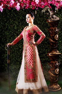 Mulan menjadi putri Disney pertama yang berasal dari Asia Timur. Mulan yang dalam film ditampilkan sebagai pejuang wanita terlihat elegan dan glamour ketika bertransformasi menjadi pengantin India. (Foto: Dok. Amri Grewal)